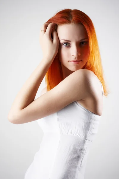 Κομψό νεαρή γυναίκα σε άσπρο φόντο — Φωτογραφία Αρχείου
