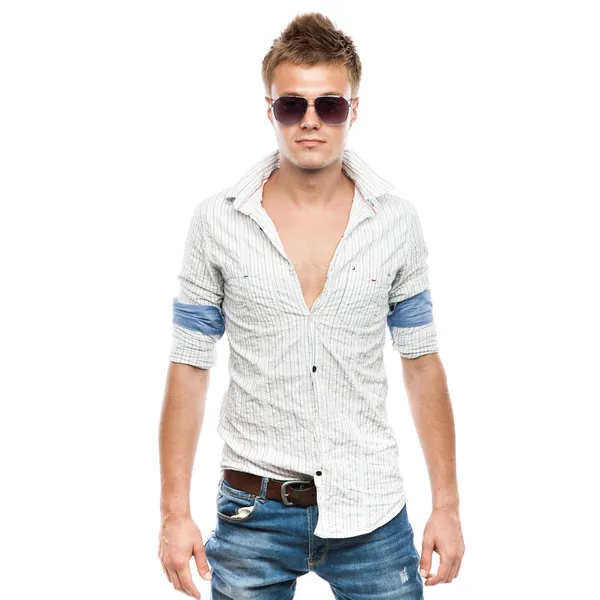 Scatto di moda di un giovane elegante in occhiali da sole — Foto Stock