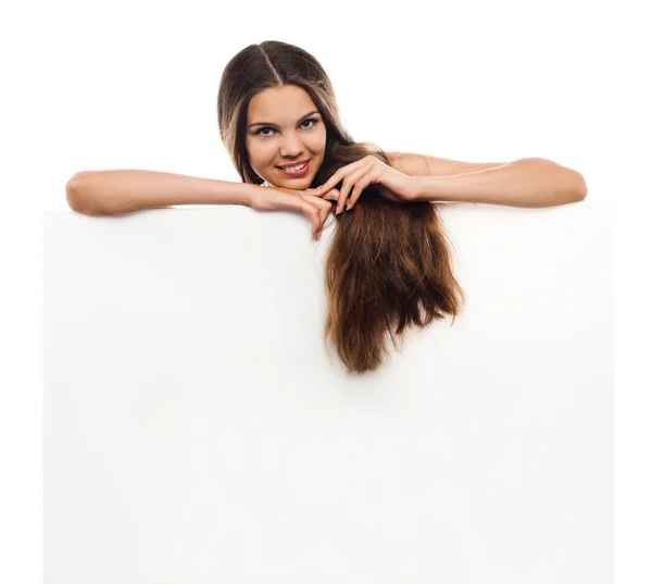 Porträt einer schönen jungen Frau mit leerer Plakatwand — Stockfoto