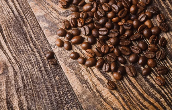 오래 된 나무 보드에 신선한 커피 콩 — 스톡 사진