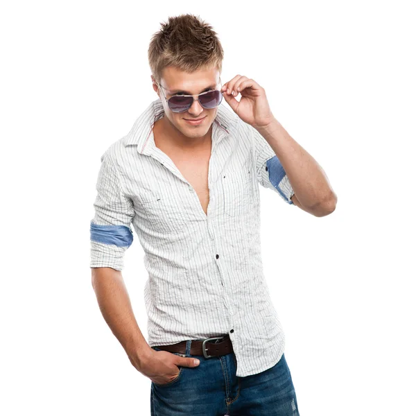 Модный снимок элегантного молодого человека в солнечных очках — стоковое фото
