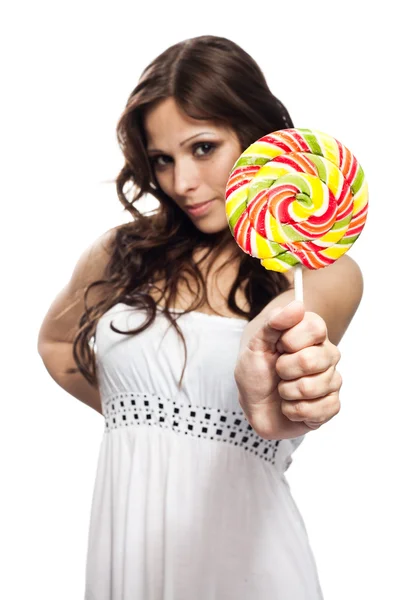 Csinos, fiatal nő édességet nyalóka. A hangsúly a kezét — Stock Fotó