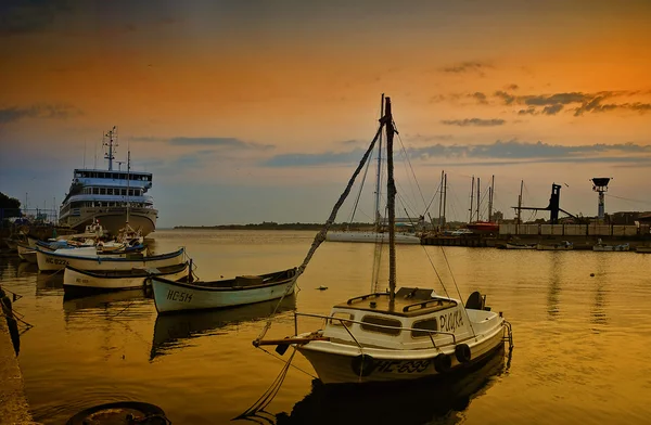 Рибальський човен на воді і драматичні хмари на сході сонця — стокове фото
