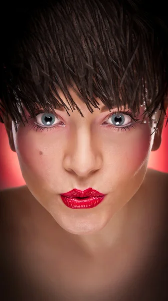 美容スタジオで青い目を持つ女性 — ストック写真