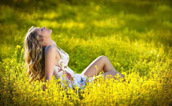 Young attractive girl outdoor in the field. Blonde girl — Stock Photo, Image