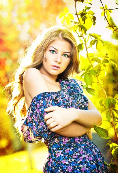 Jovem menina atraente em vestido azul ao ar livre no campo . — Fotografia de Stock
