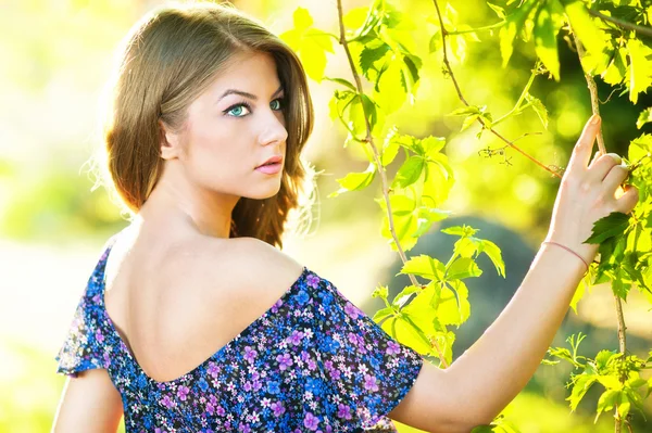 Unga attraktiva flicka i blå klänning utomhus i fältet. — Stockfoto