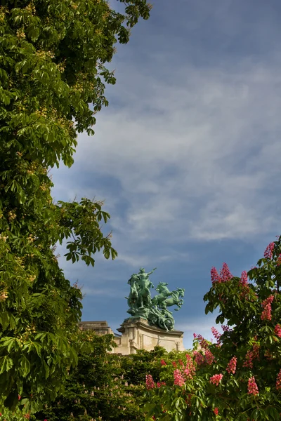 그랜드 Palais 지붕 동상 — 스톡 사진