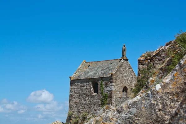 Kamenná kaplička poblíž mont saint-michel — Stock fotografie