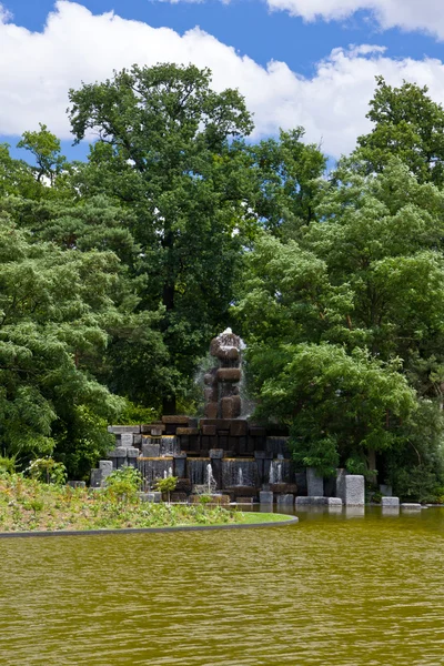 Fontanna w parku — Zdjęcie stockowe