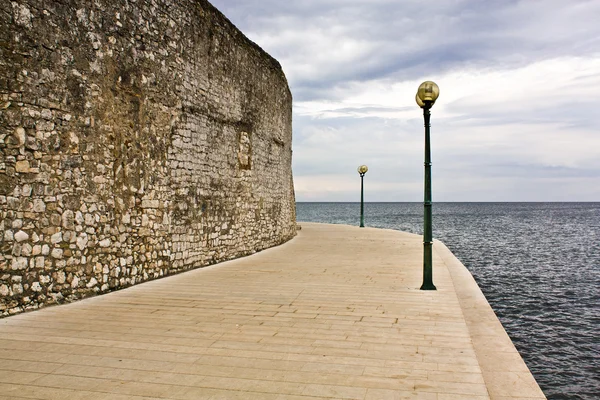 Strandpromenaden gränd nära Adriatiska havet - porec — Stockfoto