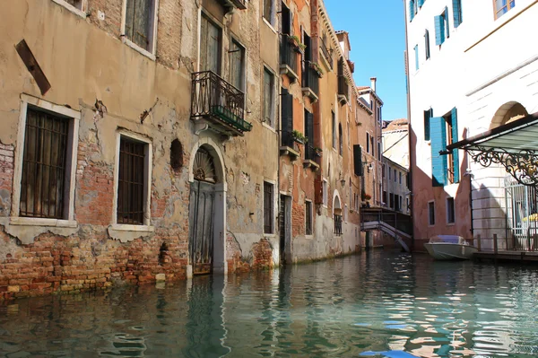Old and new in Venice architecture — Stock Photo, Image