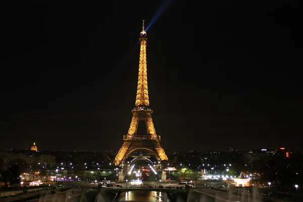 Torre Eiffel - el símbolo de París — Stockfoto