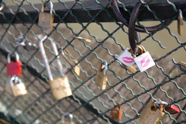 Älskare hänglås - pont des artes, paris — Stockfoto