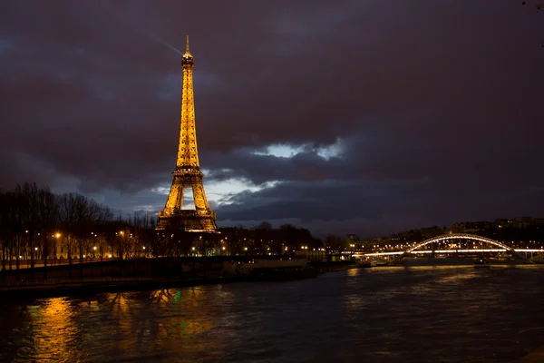 Torre Eiffel - el símbolo de París — Stockfoto