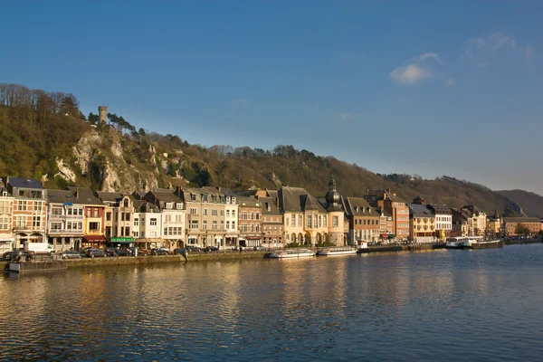Dinant - hangulatos város a Meuse folyó — Stock Fotó