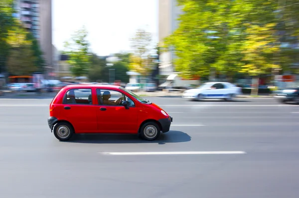 Kleine auto wordt uitgevoerd op de straat — Stockfoto