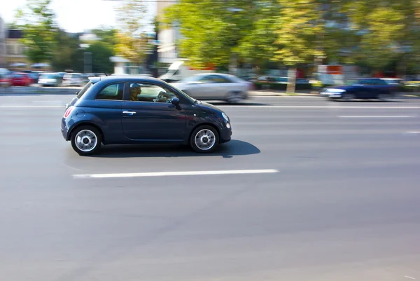 Kleine auto wordt uitgevoerd op de straat — Stockfoto