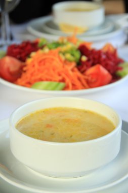 sopa de fideos y ensalada fresca