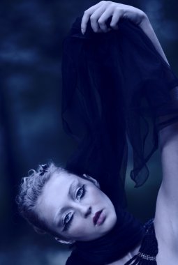 yaratıcı makyaj maske ile güzel kız