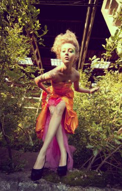 yaratıcı makyaj maske ile güzel kız