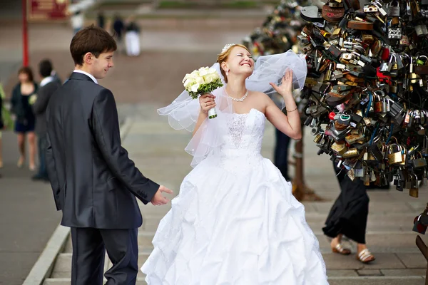 幸福的新娘和新郎在婚礼上在卢日科夫桥上走 — 图库照片