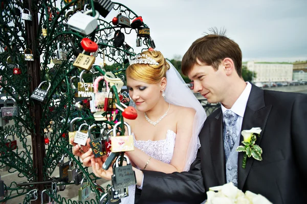 Noiva feliz e noivo no passeio de casamento na ponte de Luzhkov — Fotografia de Stock