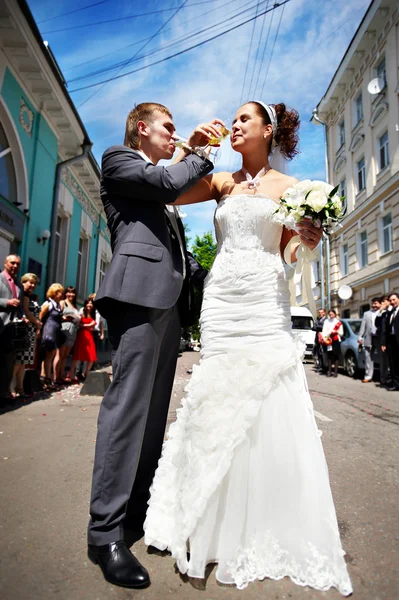 Happy bride and groom at wedding walk in street — Stock Photo, Image