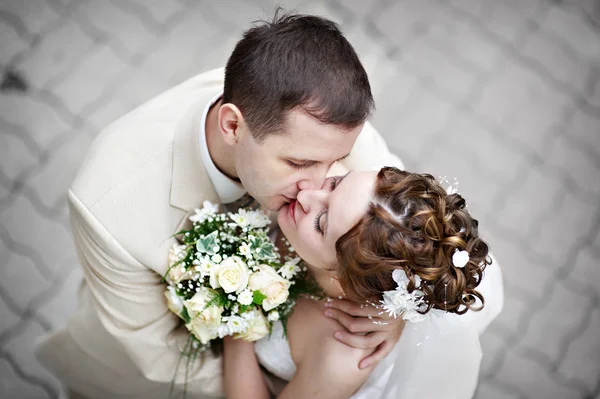 Romantic kiss bride and groom at wedding walk — Stock Photo, Image