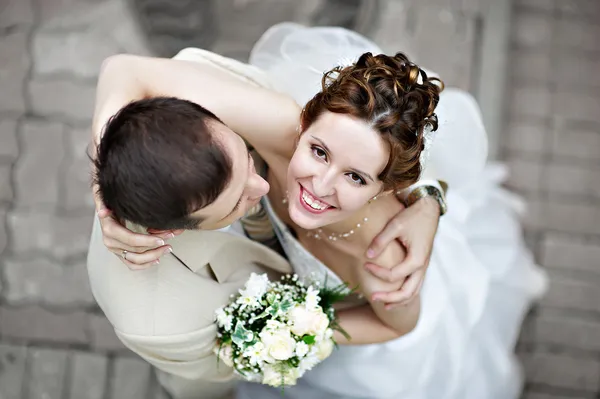 Glückliche Braut und Bräutigam beim Hochzeitsspaziergang — Stockfoto