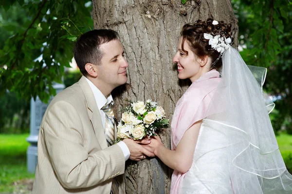 Счастливая невеста и жених на свадебной прогулке — стоковое фото