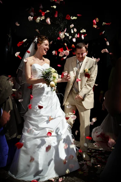 Gelukkig huwelijk met rozenblaadjes. — Stockfoto