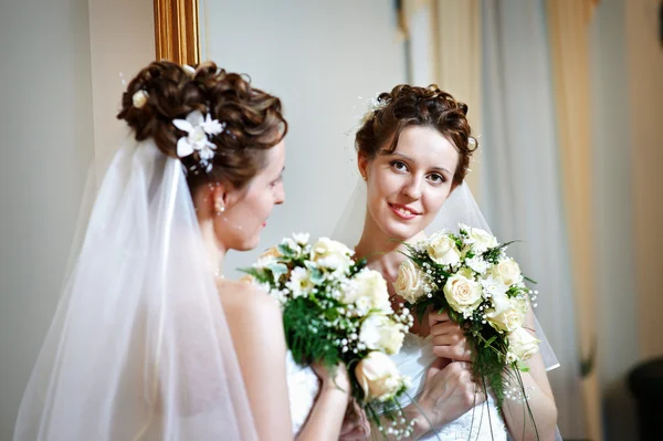 Ευτυχισμένη νύφη στον καθρέφτη — Φωτογραφία Αρχείου