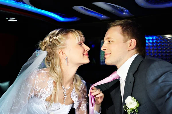 Felice sposa e sposo in limousine matrimonio — Foto Stock
