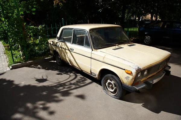 Bahçede eski terk edilmiş araba — Stok fotoğraf