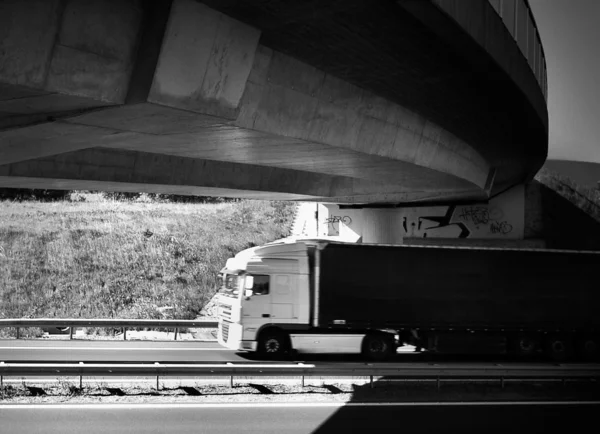 길 위에 있는 트럭 — 스톡 사진