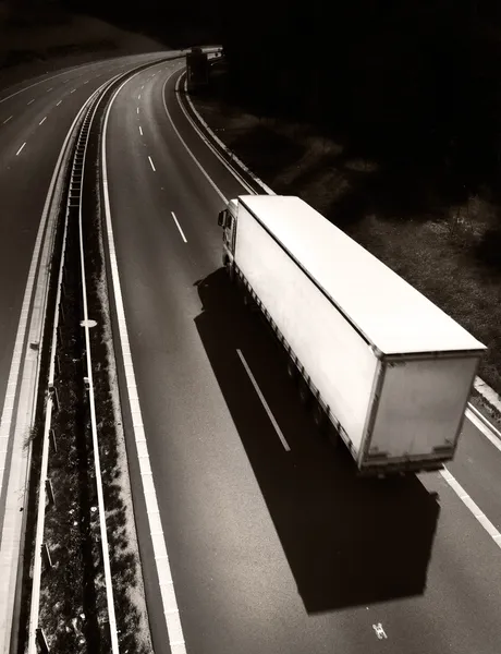 Vrachtwagen op de weg Stockfoto