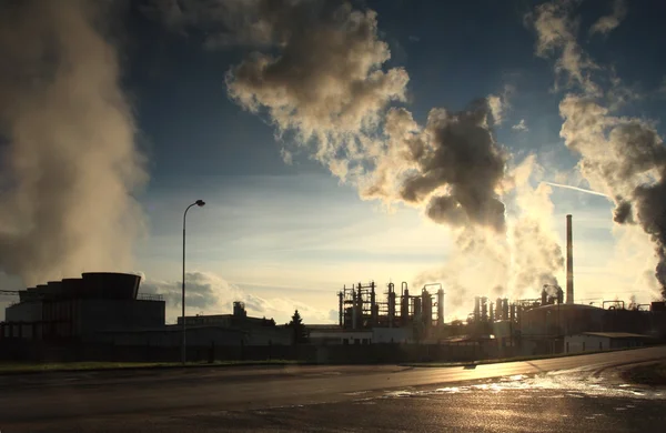 โรงงานที่มีเมฆ — ภาพถ่ายสต็อก