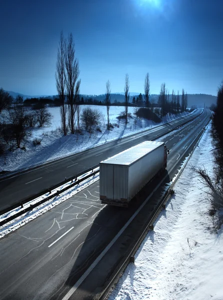 Vrachtwagen op de weg — Stockfoto