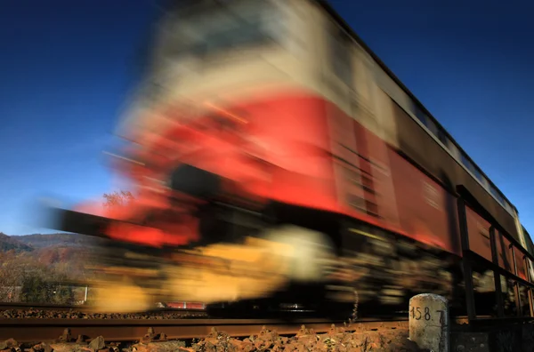 Поезд на железной дороге — стоковое фото