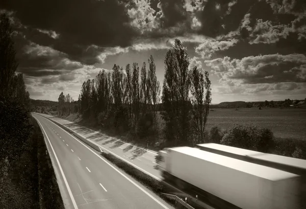 길 위에 있는 트럭 — 스톡 사진