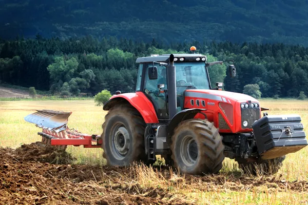 Traktor sběr sena v poli — Stock fotografie