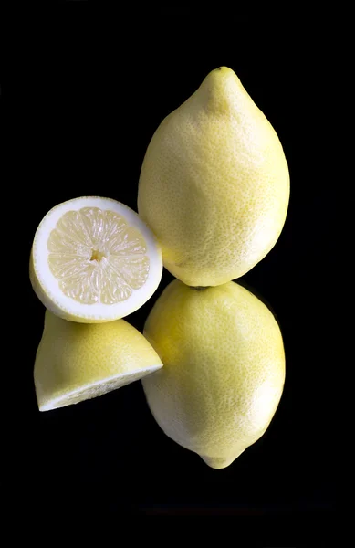 Лимон стоит — стоковое фото