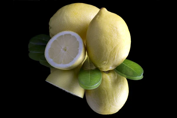 Dos limones sobre un fondo negro — Foto de Stock