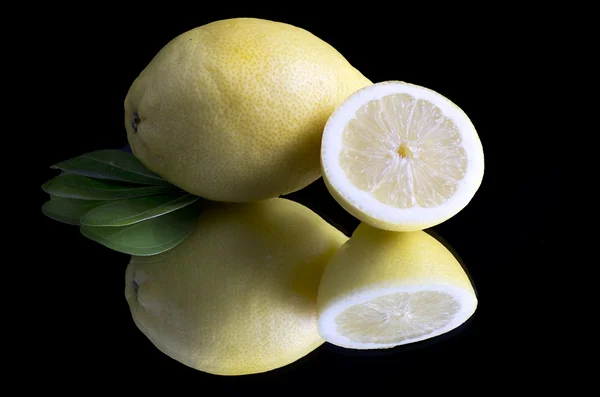 柠檬和半实心 — 图库照片