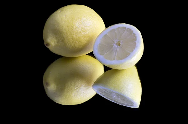 Лимон на черном фоне — стоковое фото