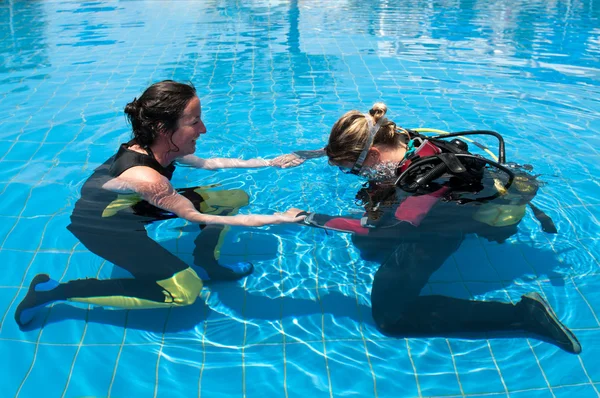 Learning to scuba dive — Stock Photo, Image