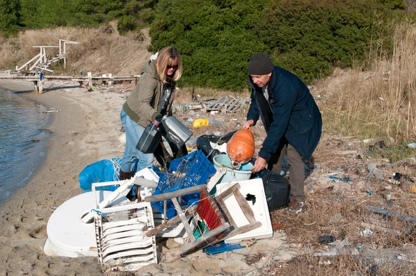 Συσσωρεύονται επάνω τα σκουπίδια παραλία — Φωτογραφία Αρχείου