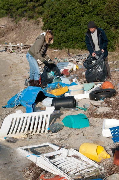 Limpiando una playa de basura — Foto de Stock