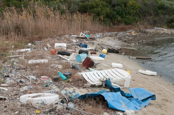 Lixo em uma praia — Fotografia de Stock